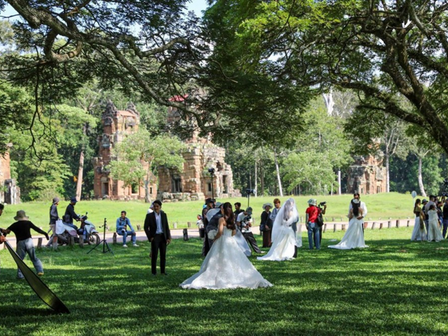 At Angkor Thom, the Terrace of the Elephants has become one of the favourite spots for Cambodian couples to shoot their engagement and pre-wedding photos. Each late afternoon, couples, make-up artists and photography teams gather there, with centuries-old temples as a backdrop.