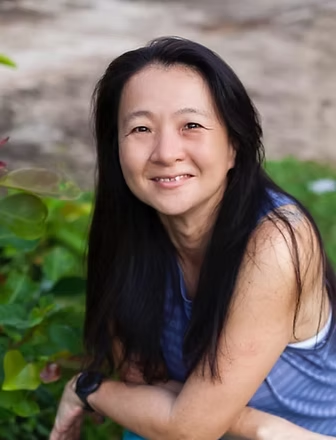 Lana Yang, gestionnaire bien-être, experte en Ashtanga Flow, Anusara et travail somatique, guide ses élèves avec compassion et adaptabilité, intégrant son vécu personnel de scoliose et microtie.