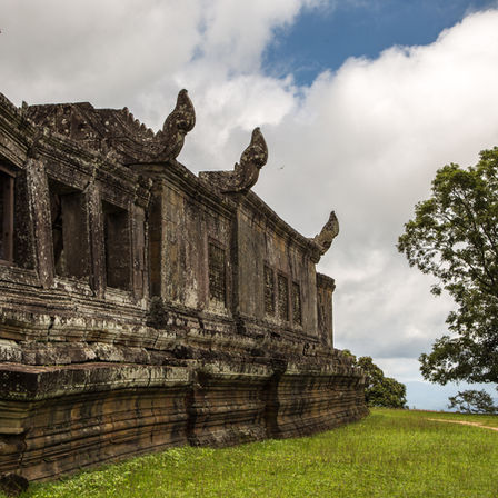 Le 7 juillet 2025, le Cambodge a célébré une date historique : le 17e anniversaire de l'inscription du temple de Preah Vihear sur la liste du patrimoine mondial de l'UNESCO. Ce sanctuaire antique, perché au sommet de la chaîne de montagnes Dangrek, n'est pas seulement une merveille de l'architecture khmère, mais aussi un symbole de fierté nationale, de résilience et de diplomatie culturelle.