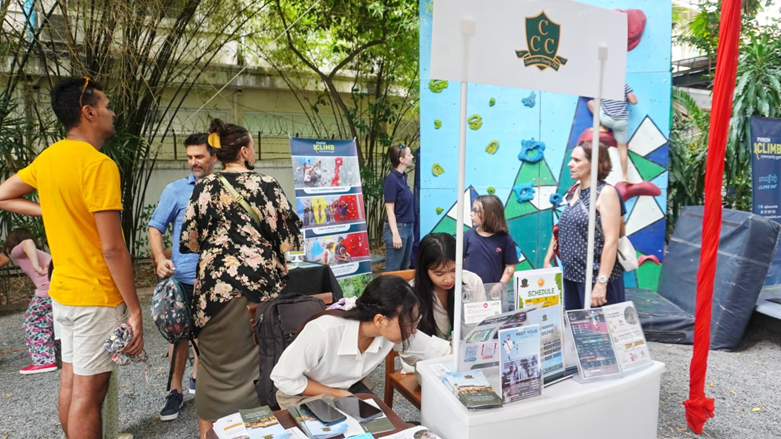 Devant le mur d'escalade du Cambodian Country Club, petits et grands s'arrêtent pour échanger avec les bénévoles et repartir avec toutes les informations sur les activités sportives proposées aux familles