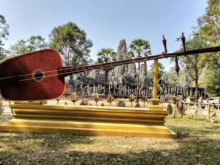 The music of the ចាប៉ីដងវែង (Chapei Dang Veng) continues to resonate strongly, nine years after this unique art was recognized on UNESCO's List of Intangible Cultural Heritage. This long two-stringed lute, rich in history and emotion, embodies popular wisdom and the cultural wealth of a resilient Cambodia.