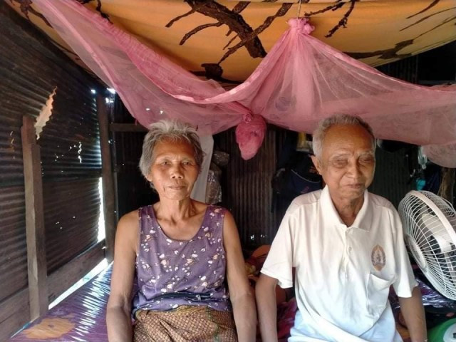 Krouch Kroeun et son épouse dans sa petite maison de la province de Battambang. Photo fournie.