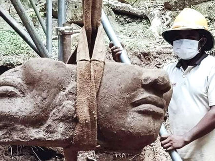Siem Reap & Archéologie : Une tête de statue de Deva à quatre visages découverte à la porte de Takav