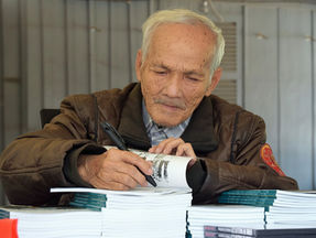 Il y a deux semaines à peine, Cambodge Mag consacrait un portrait à Bou Meng, l'un des sept derniers survivants adultes connus de S-21. Vendredi soir, il s'est éteint à l'âge de 85 ans, des suites d'une maladie liée à l'âge, ont annoncé les Chambres extraordinaires au sein des tribunaux cambodgiens (CETC). Avec lui disparaît l'un des derniers témoins directs de ce que fut Tuol Sleng.