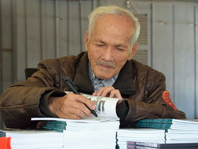 Il y a deux semaines à peine, Cambodge Mag consacrait un portrait à Bou Meng, l'un des sept derniers survivants adultes connus de S-21. Vendredi soir, il s'est éteint à l'âge de 85 ans, des suites d'une maladie liée à l'âge, ont annoncé les Chambres extraordinaires au sein des tribunaux cambodgiens (CETC). Avec lui disparaît l'un des derniers témoins directs de ce que fut Tuol Sleng.