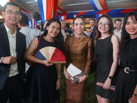 Malgré un temps maussade, plus de 500 Français, Franco-Cambodgiens, amis de la France et personnalités se sont rassemblés hier pour célébrer avec ferveur la Fête nationale.