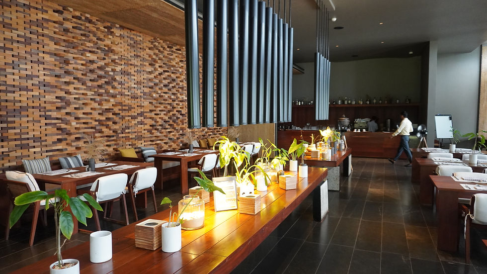 Une salle de restaurant vaste et lumineuse...