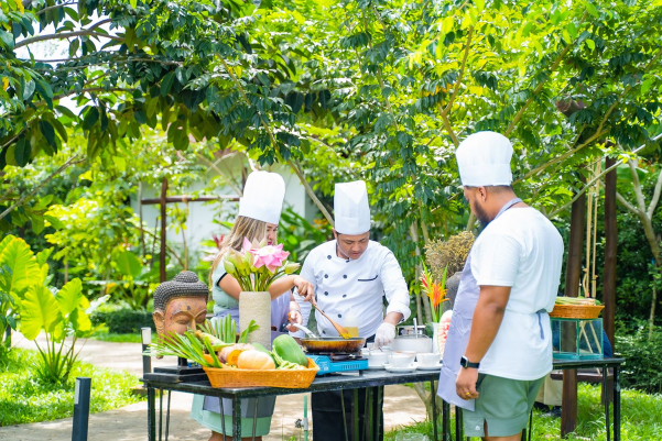 Cours de cuisine donné à l’extérieur par le chef khmer de RiverTree Villa & Resort