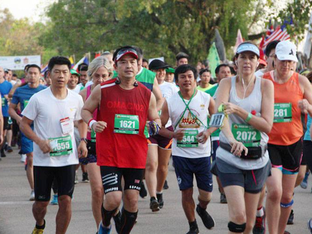 On Sunday, 31 August 2025, the 10th Angkor Empire Marathon was held at the iconic Angkor Archaeological Park, attracting more than 4,200 runners from Cambodia and around the world. This major sporting event, which took place in front of the majestic Angkor Wat temple, offered runners an extraordinary experience, allowing them to discover the remarkable cultural heritage and natural beauty of the surrounding area.