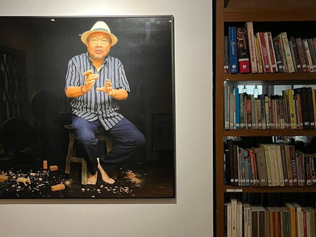 Cinquante ans après la chute de Phnom Penh, la mémoire reprend souffle au Centre Bophana. Dans ces murs consacrés à l’image, la voix du passé s’élève à nouveau à travers ALIVE, la nouvelle exposition du photographe et artiste cambodgien Kim Hak. Une œuvre puissante, silencieuse et lumineuse, née de la volonté de regarder en face les ombres de l’histoire sans cesser d’y chercher la vie.