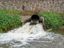 Le Cambodge, pays traversé par des rivières et lacs emblématiques comme le Mékong ou le Tonlé Sap, est engagé dans une lutte difficile pour restaurer la pureté de ses eaux. Malgré les efforts ambitieux du gouvernement et des acteurs locaux, la pollution des rivières persiste, alimentée par un rejet massif et souvent incontrôlé des eaux usées.