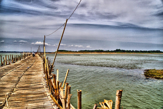 Il fait partie des principales attractions de l'agglomération de Kompong Cham. Le pont est situé sur le bras nord du Mékong et construit selon la technique dite des tréteaux. Un pont à tréteaux aussi appelé pont sur chevalets est un type de petit viaduc dans lequel une série de supports en trapèze, les tréteaux, sont construits à égale distance, généralement en bois, pour supporter le tablier sur lequel passe la voie de circulation. Le pont de bambou de Kompong Cham relie la ville à l'ile de Koh Pen. Auaparavant un endroit un peu hors du temps et seulement fréquenté par ses habitants, Koh Pen propose à présent quelques petites structures destinées à accueillir les touristes, cahutes au bord de plage et hébergement (hamac...).