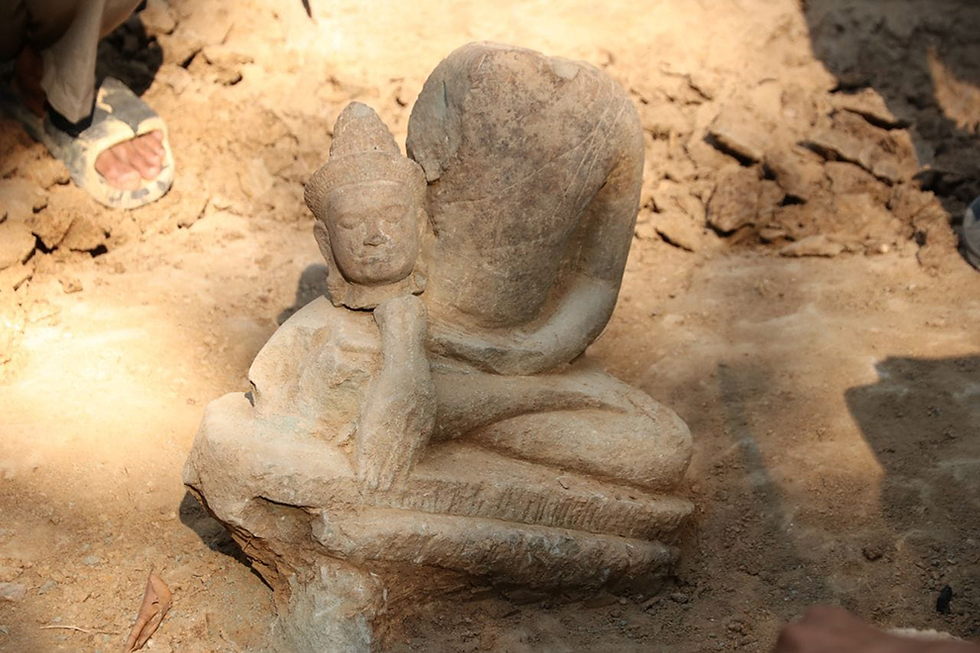 Le détail d'une des statues fragmentées découvertes près du temple de Ta Prohm. Photo ANA