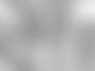 À Kampong Cham, le photographe Grégory Herpe s’associe à l’association Arkoun pour documenter et prolonger une mission chirurgicale vitale. Dans un hôpital public où les patients attendent des mois pour une opération, cette rencontre entre objectif et bistouri révèle les silences d’un système médical sous tension, entre urgences oubliées et transmission d’expertise.