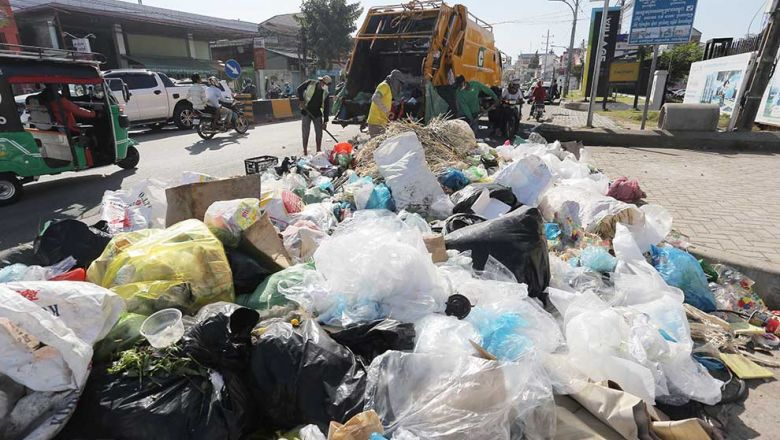 collecte des déchets, dont une grande partie est en plastique, dans la commune de Chak Angre Leu, dans le district de Meanchey.