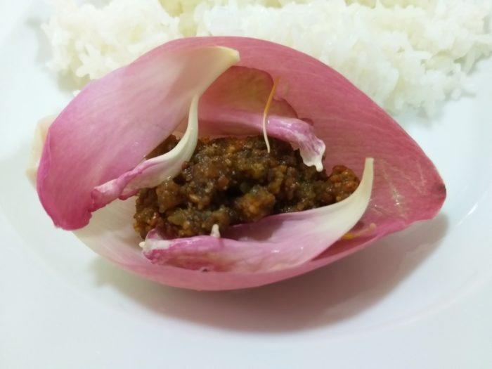 Pétale de lotus servant d’enveloppe à une préparation au porc haché (crédit photo : Pascal Médeville)