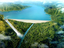 Le 10 avril 2026, dans les montagnes de la province de Koh Kong, une cérémonie discrète mais historique marquait le début d'un chantier qui pourrait redessiner l'avenir énergétique du Cambodge. Premier projet de stockage hydraulique par pompage à l'échelle du gigawatt dans le pays, l'Upper Tatay est aussi l'un des paris industriels les plus ambitieux de l'Asie du Sud-Est.