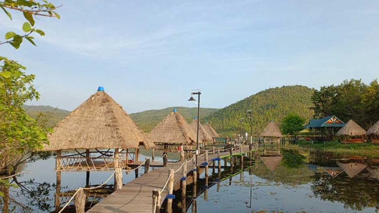 Des visiteurs se promènent sur le pont de la communauté d'écotourisme de Stung Phe, dans la province de Kampot. Photo fournie