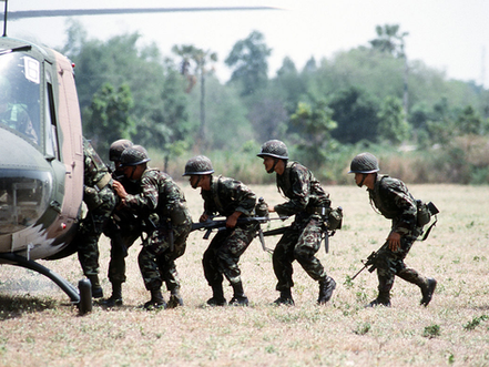 Frontières sous tension : Le Cambodge alerte sur une offensive imminente de l’armée thaïlandaise avant les discussions à Kuala Lumpur