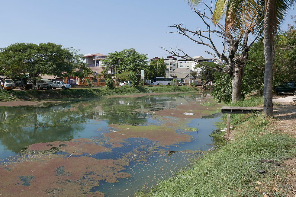 La rivière traversant la ville ainsi et ses canaux sont souvent parsemés de détritus