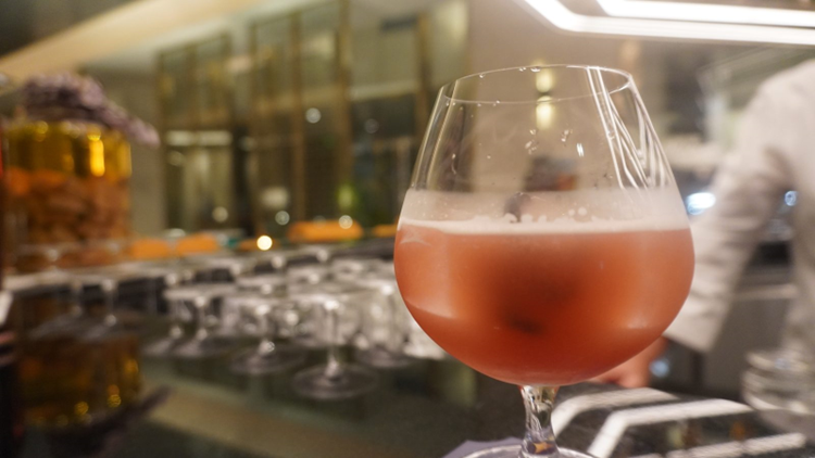 Premier verre au comptoir, avant le voyage