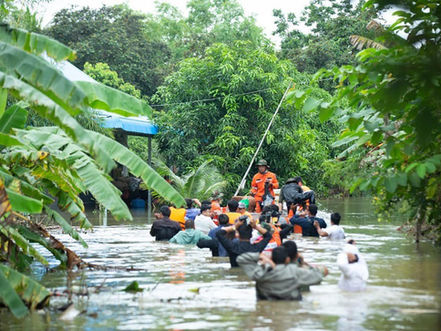 Inondations & Banteay Meanchey : L’armée cambodgienne accélère les évacuations