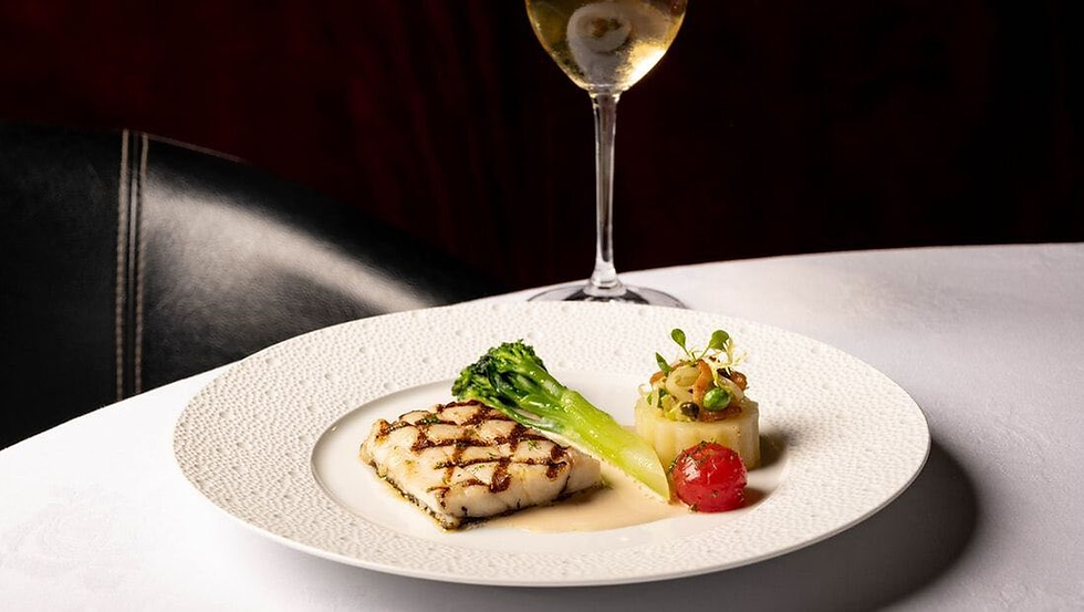 Barramundi grillé Chou, lard fumé, pomme de terre & crème d'ail rôti