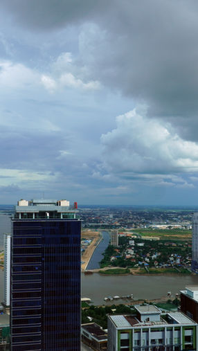 Le ministère cambodgien de l'Économie et des Finances (MEF) a récemment revu à la baisse ses prévisions de croissance du produit intérieur brut (PIB) pour l'exercice 2025, tablant désormais sur une expansion de 5 %, contre un objectif initial de 6,3 %. Cet ajustement reflète les incertitudes croissantes sur la scène internationale, notamment les tensions commerciales et la volatilité des marchés mondiaux.