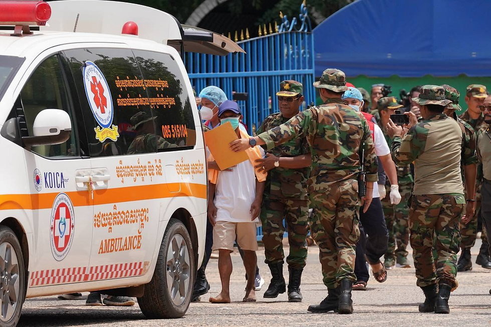 La remise des deux militaires, un sous-lieutenant et un sergent-chef, s'est déroulée au poste frontière d'O'Smach, dans la province d'Oddar Meanchey. Photo : Ministère de l'Information