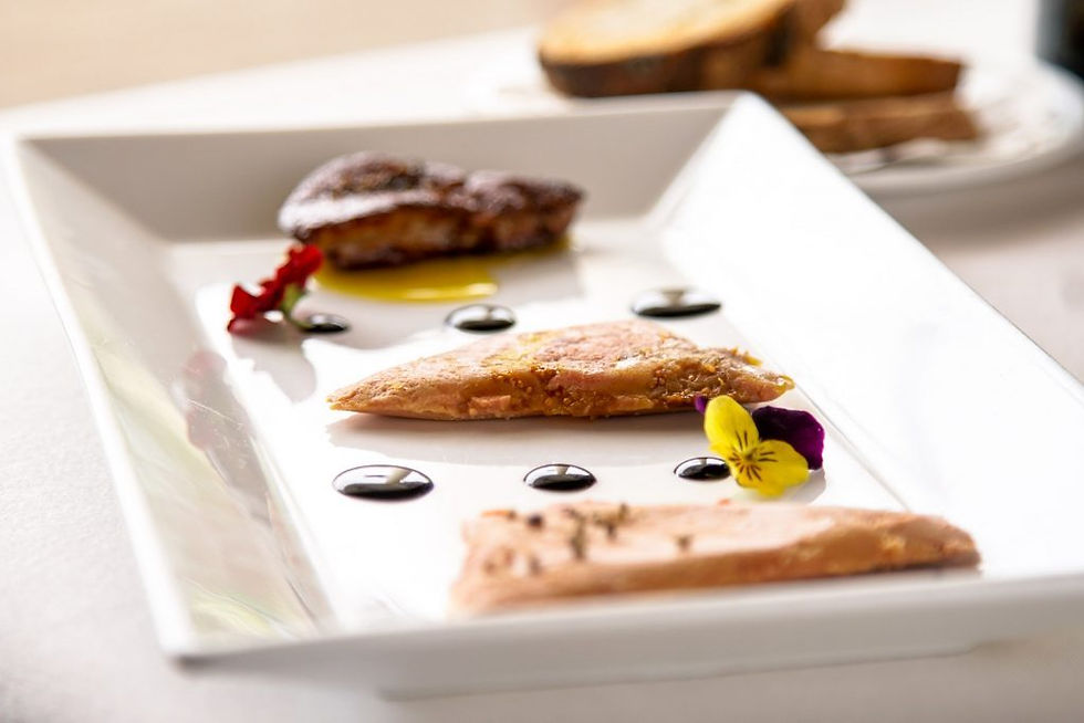 Fois gras mi-cuit au naturel, mi-cuit aux figues, poêlé sauce aigre-douce, chutney d’échalotes, pain doré
