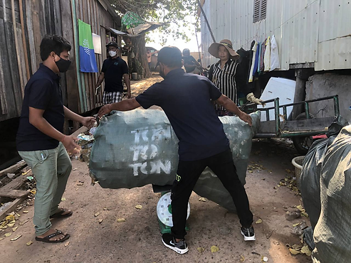 Après avoir collecté les déchets plastiques, le contenu est pesé pour en déterminer la valeur d’achat