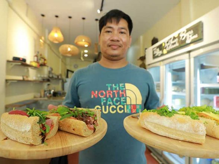 Gastronomie : Sokny, le boulanger khmer qui ajoute des protéines de grillons à ses sandwichs