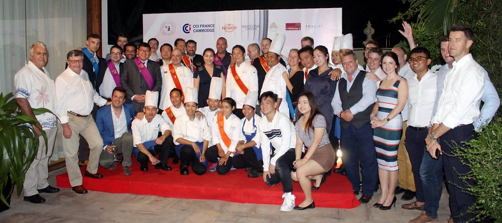 L'ensemble des participants à ce dîner