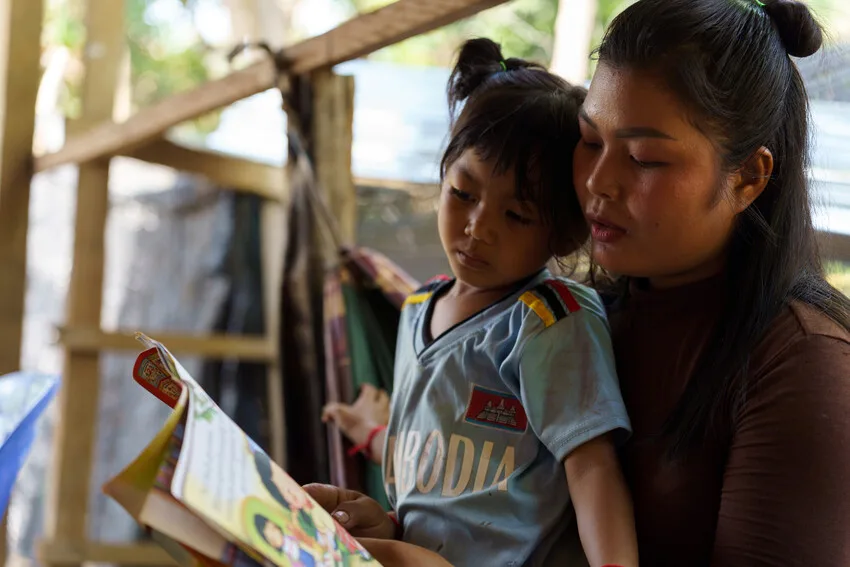 Kanada and her daughter, Manaka, 6 years old. Photo credit: Thomas Cristofoletti - Plan International Cambodia