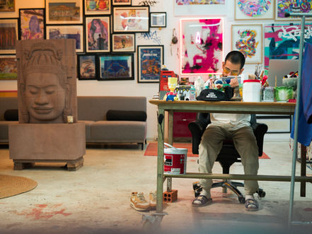 Trois jours en juin, et la maison créative cambodgienne la plus célébrée quitte son fief de Siem Reap pour investir la capitale — avec un festival qui tisse ensemble héritage ancestral, art contemporain et musique live.