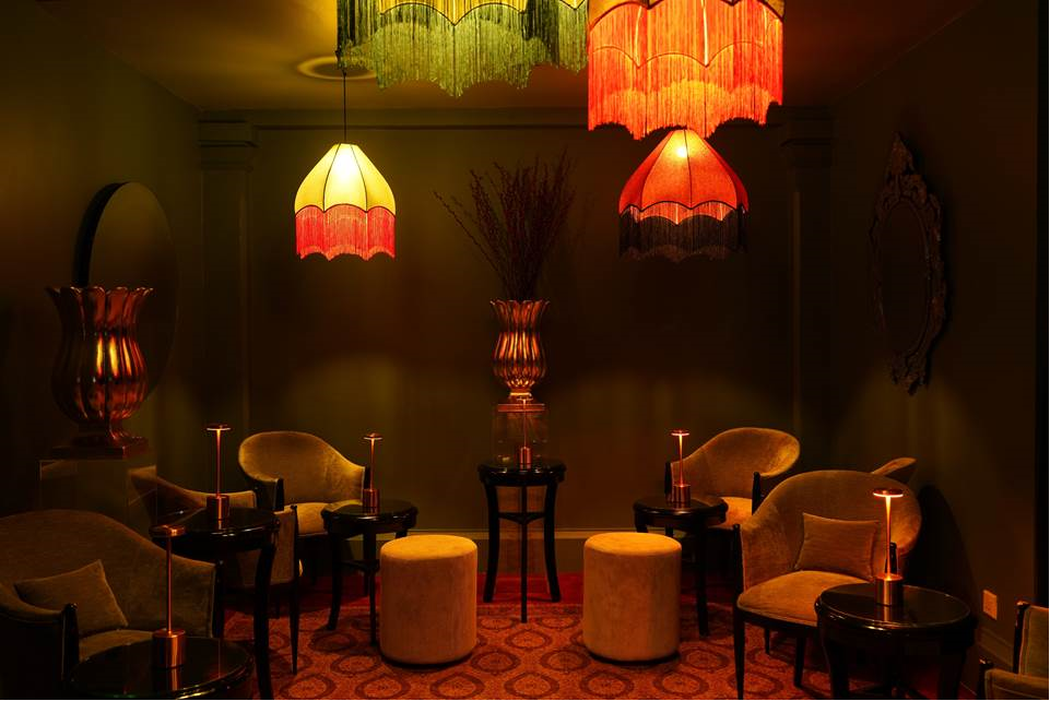 L'emblématique Raffles Hotel Le Royal dévoile Mindy’s, un speakeasy éphémère inspiré par le glamour et l'intrigue du New York des années 1920 à 1940.