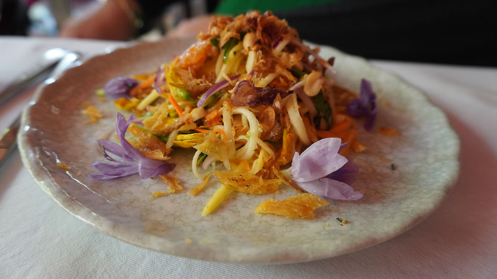 La salade : mangue verte et poisson fumé