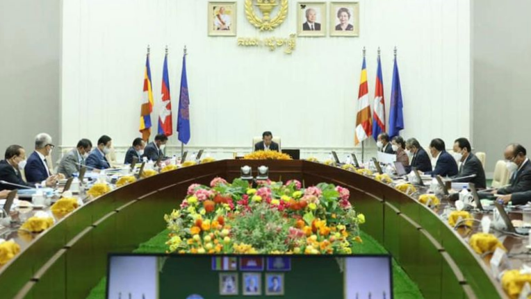 Le Premier ministre Hun Sen prend la parole lors de la séance plénière du Conseil des ministres de vendredi dernier