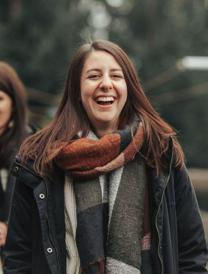 junge frhliche frau mit schal und dicker jacke in der schweiz aufgenommen von renee art photography