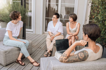 gruppe arbeitsgruppe frauen mentaltrainer in teamsitzung teambesrechung gemütlich auf lounge aufgenommen von renee art photography