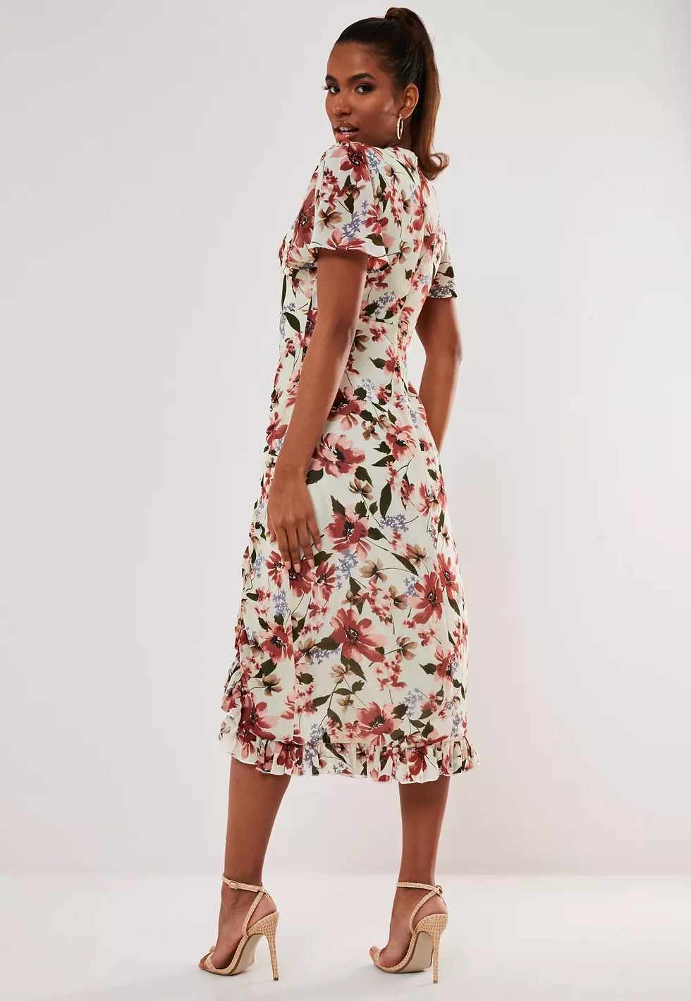 Miniature : robe mi-longue blanche à fleurs effet froncé

LIVRAISON GRATUITE 