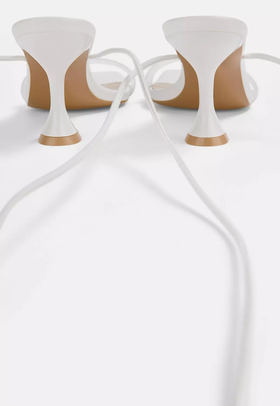 Miniature : sandales blanches à talons avec fermeture à lacets

LIVRAISON GRATUITE 