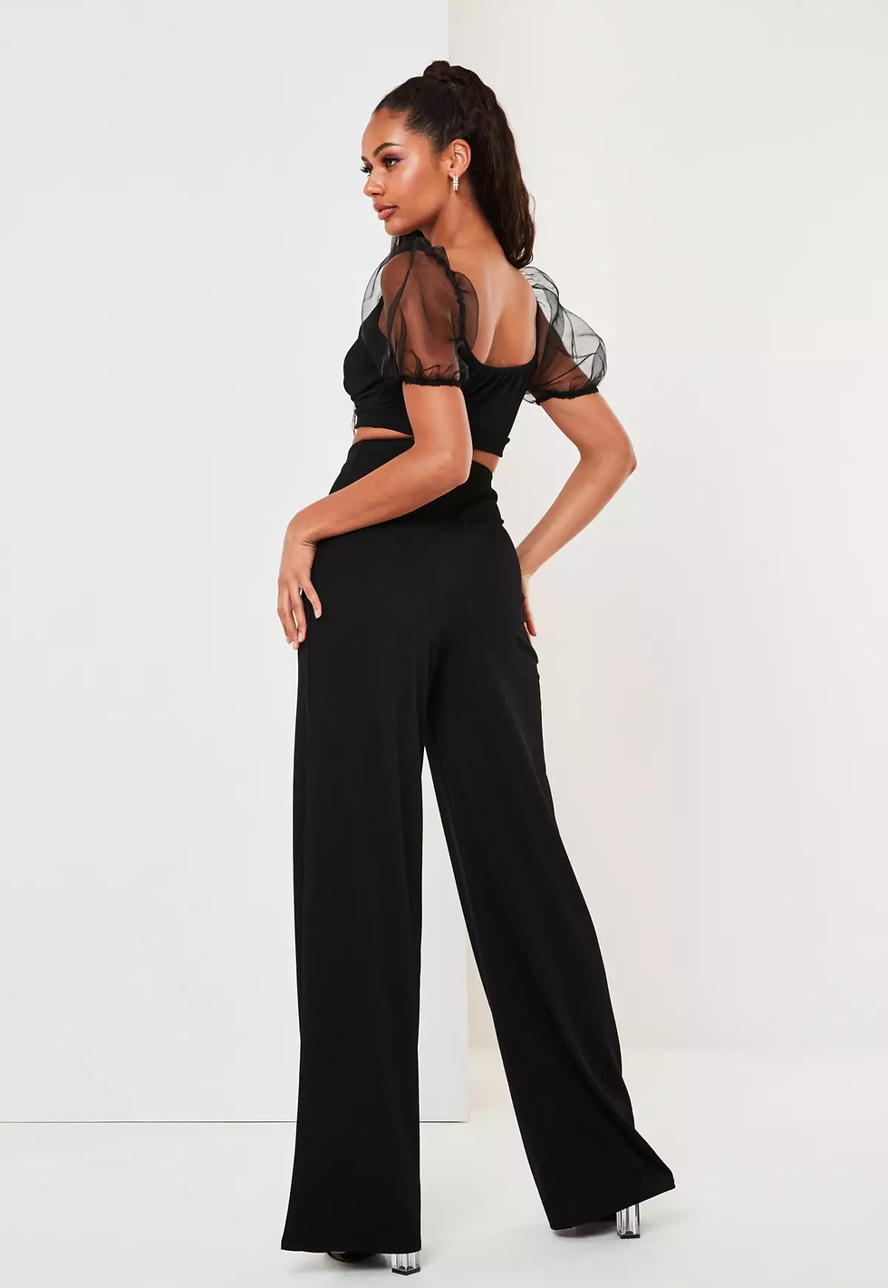 Miniature : ensemble rose à fleurs avec crop top manches bouffantes et pantalon droit

