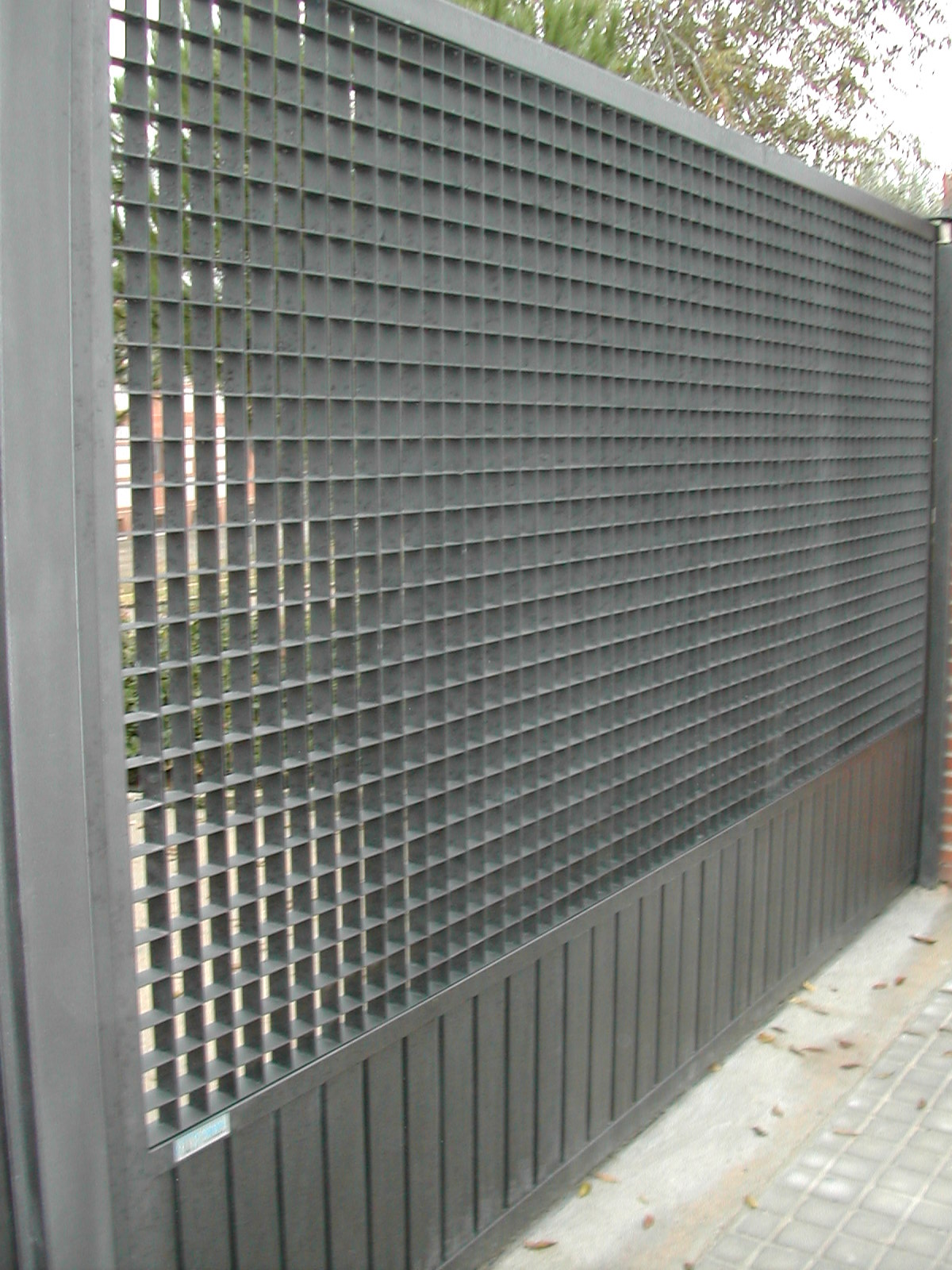 Puerta corredera + peatonal con tra