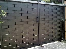 Puerta batiente de dos hojas con dis