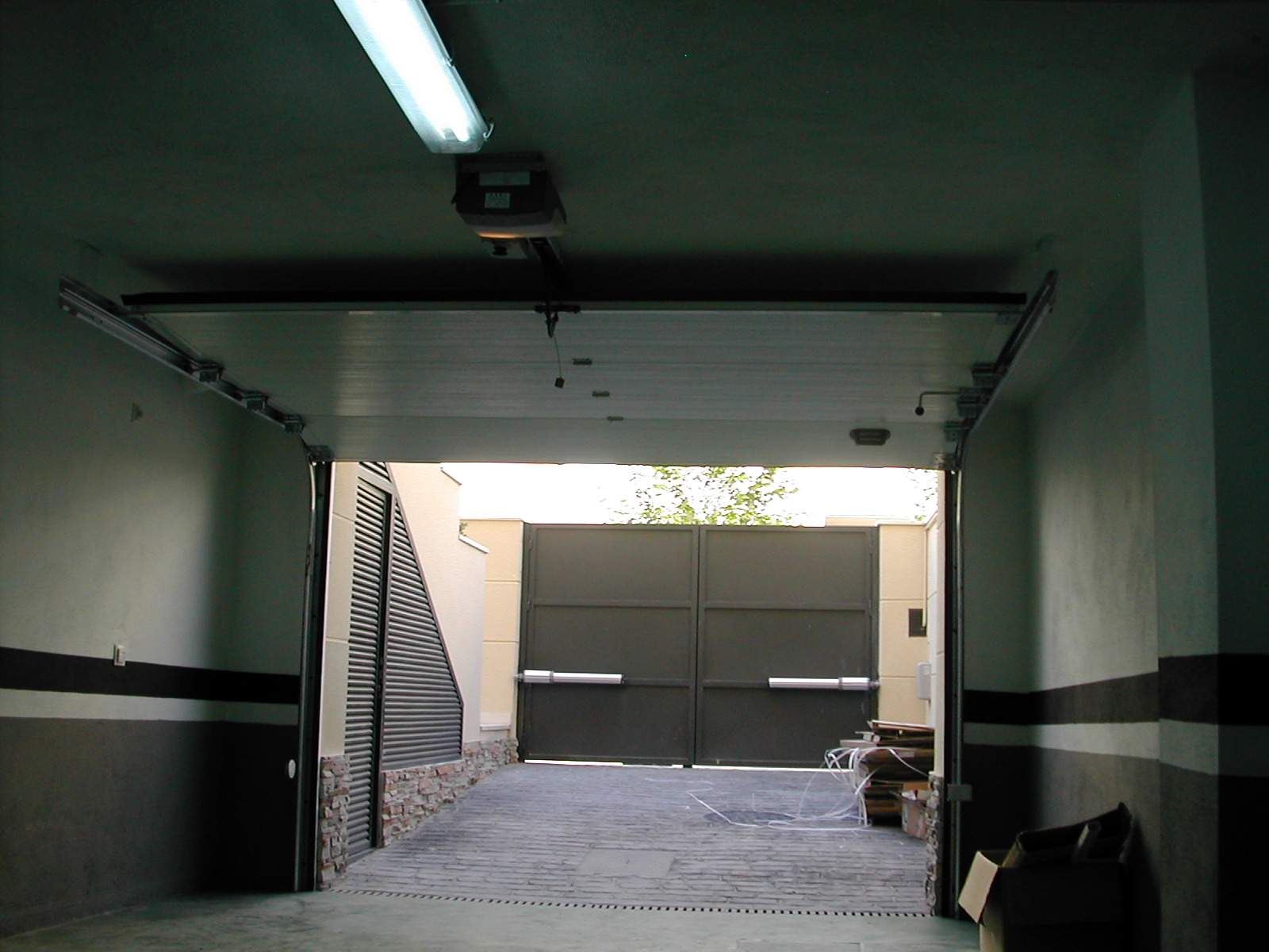 puerta seccional y de fondo batiente de dos hojas