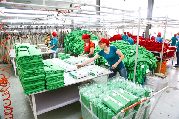 Работники швейной промышленности. Кондитерская фабрика волжанка ульяновск. Упаковщица трикотаж. Швейный цех постельное белье. Упаковщица трикотаж.