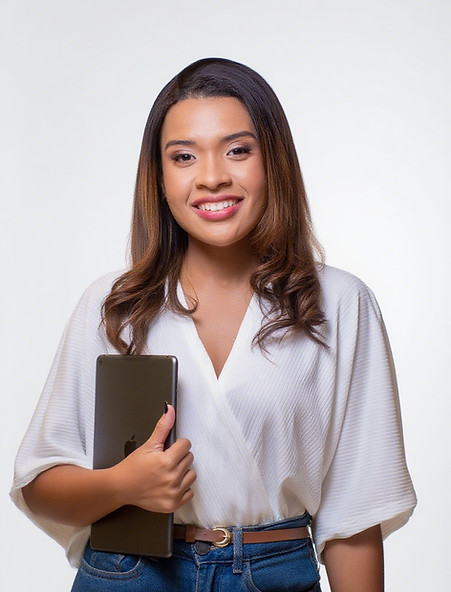 Fonoaudióloga educacional com tablet em mãos, especialista em inclusão escolar e saúde da comunicação humana.