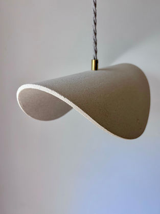 Suspension lumineuse en grès chamotté