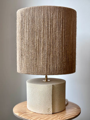 Lampe à poser en grès chamotté et abat jour en fil de jute